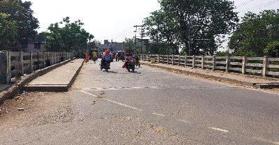 दुर्घटनाओं को निमंत्रण देता तिलावे नदी पर बना पुल