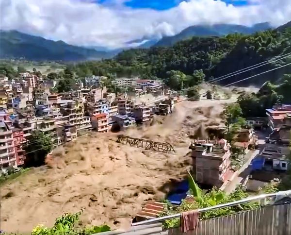 नेपाल में अचानक बाढ़ की स्थिति: सम्राट चौधरी का अधिकारियों को पूरी तरह अलर्ट रहने का निर्देश
