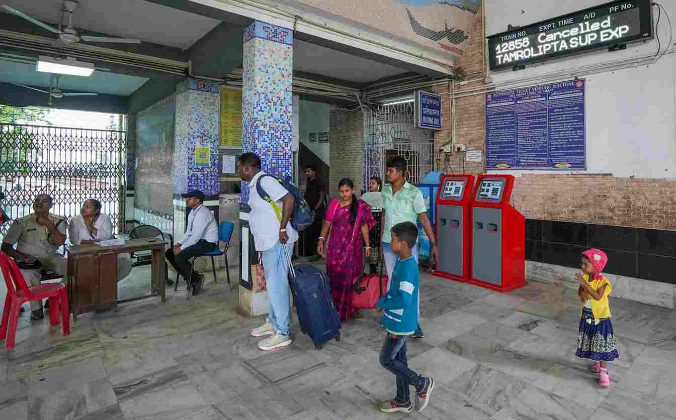 चक्रवात ‘दाना’ : भुवनेश्वर में विमान, ट्रेन सेवा बहाल