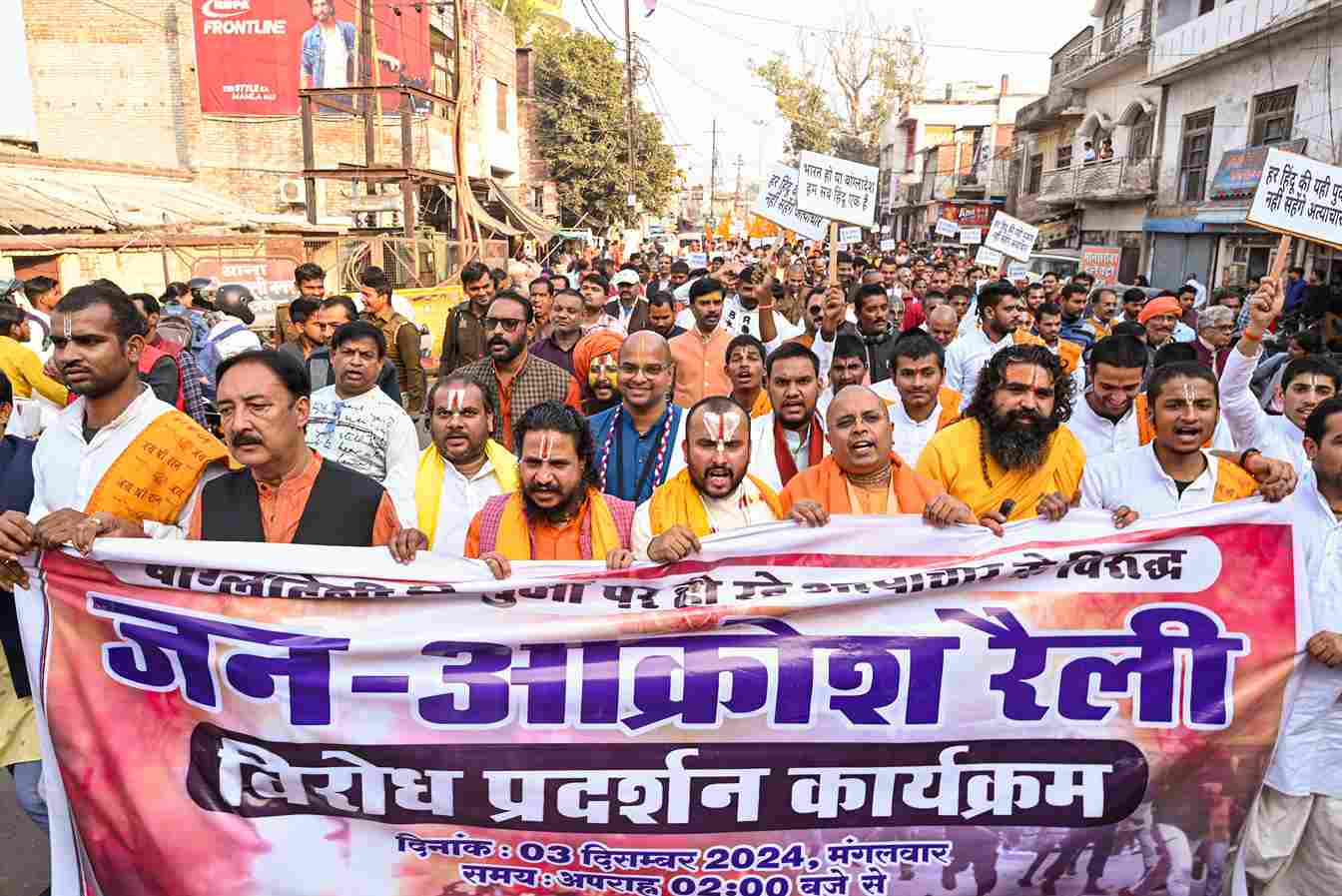 बांग्लादेश में हिन्दुओं पर हमलों के खिलाफ इंदौर में हजारों लोग सड़क पर उतरे, आधे दिन बाजार बंद